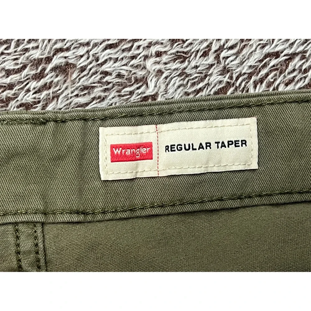 Wrangler Men's 33x30 Olive Green Cargo Work Pants Regular Taper Utility Stretch